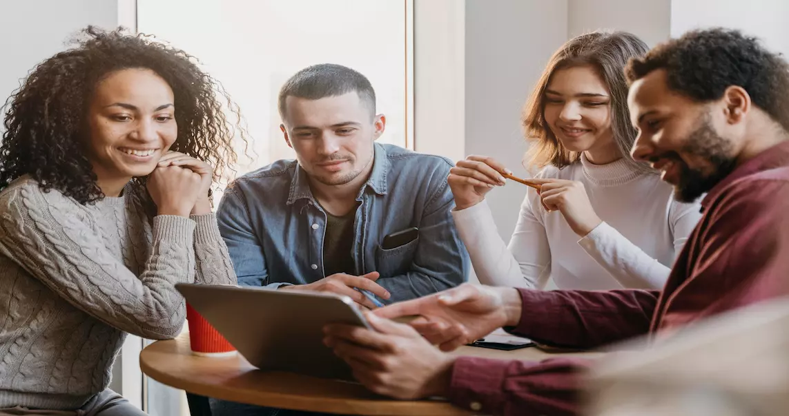 Colaboradores de uma empresa reunidos procurando sobre plano de saúde