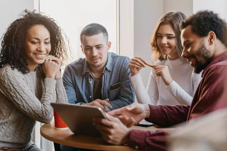 Colaboradores de uma empresa reunidos procurando sobre plano de saúde