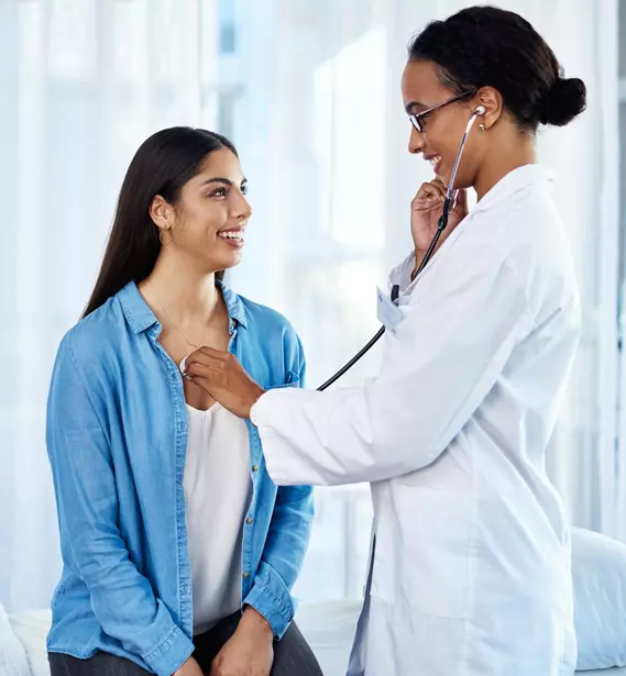 Médica ouvindo o coração da paciente