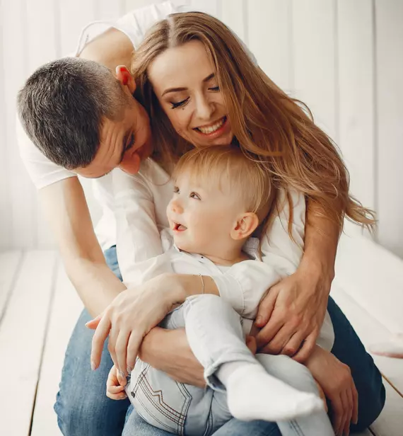 Foto de uma família feliz se abraçando