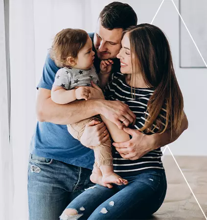 Foto de uma família se abraçando