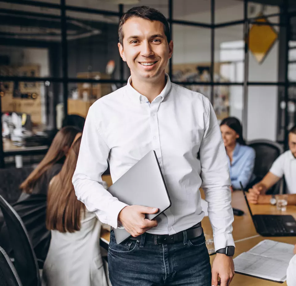 Ícone de um homem com um computador na mão